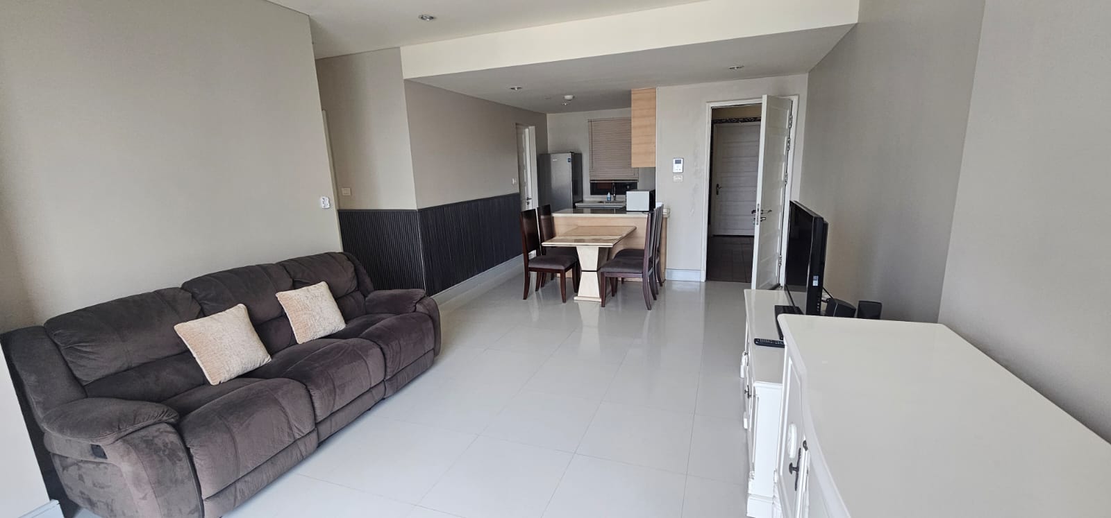 Pet-friendly 2-bedroom condo at Aguston Sukhumvit 22, 80 sqm, luxury amenities, shuttle to BTS, rent only THB 47,000/month. Schedule a viewing today.