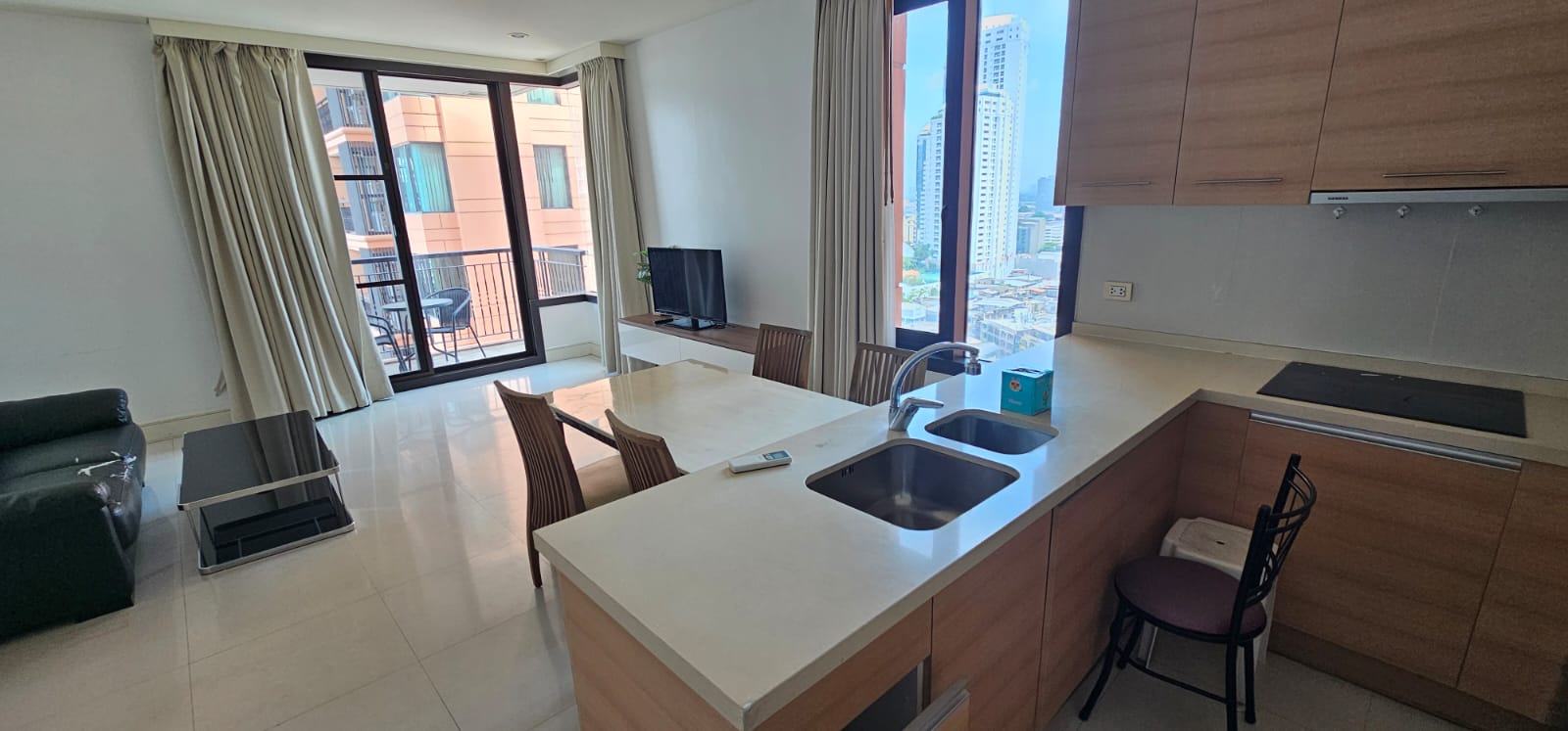 Spacious 2-bedroom condo at Aguston Sukhumvit 22. Pet-friendly, 80 sqm, full amenities, rent at THB 45,000/month. Minutes to BTS Phrom Phong.