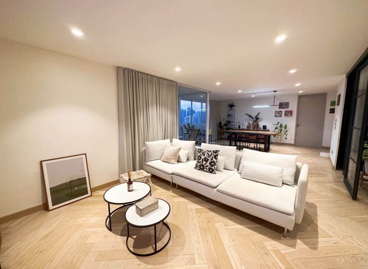 2-Bed 2-Bath 139 sqm Condo at DS Tower 2 near BTS Phrom Phong for Sale 16.8M THB
