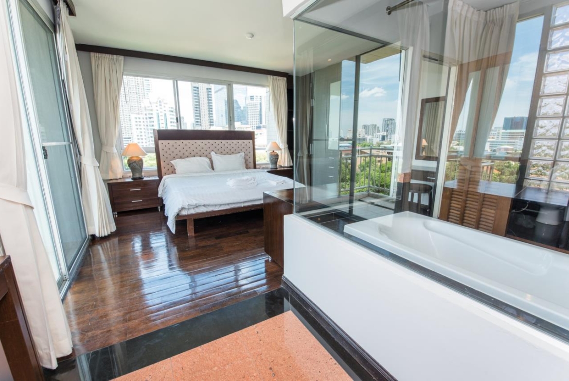 4 Bedrooms 4 Bathrooms Size 230sqm Baan Thirapa for Rent