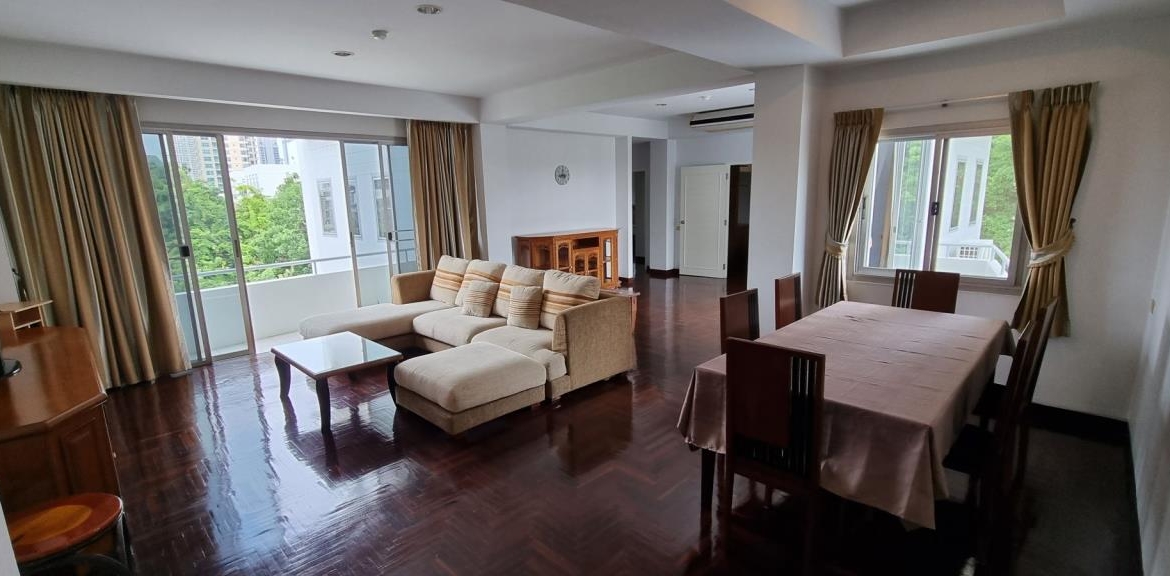 3 bedrooms 2 bathrooms size 165 sqm. Sriwattana Apartment for Rent