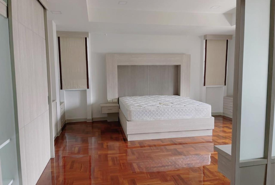 3 bedrooms 3 bathrooms at mitr mansion for rent