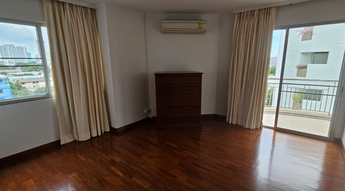 3 Bedroom, 1 Bathroom 295sqm Baan Suan Plu For Rent