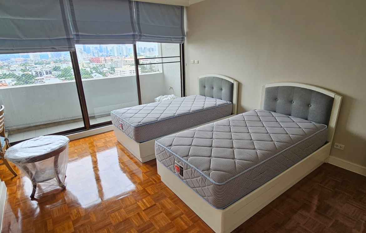 3 Bedrooms, 3 Bathrooms + Maid quarter 300sqm Baan Yen Akard For Rent