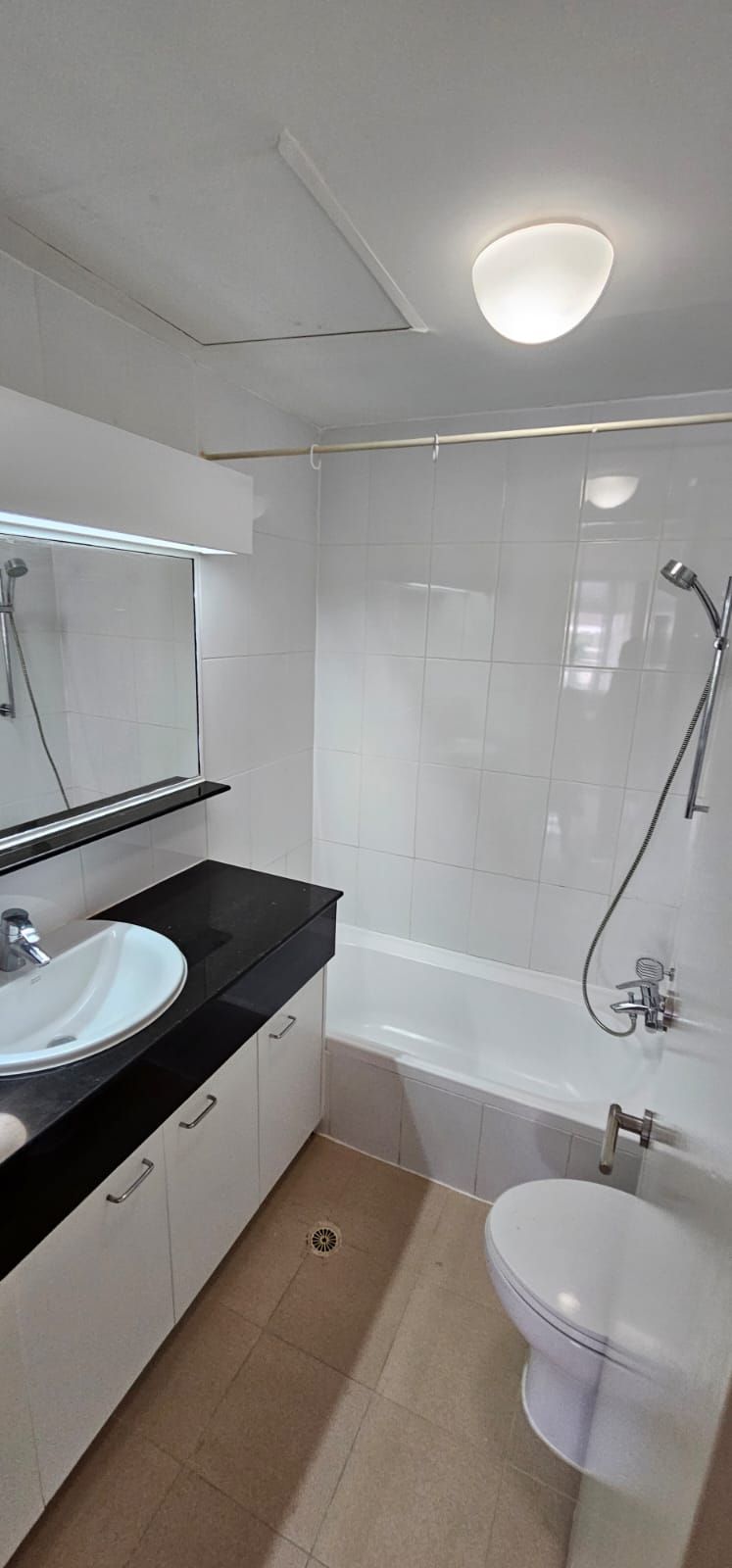 3 bedrooms, 1 Bathroom 150sqm Tipamas Suites For Rent
