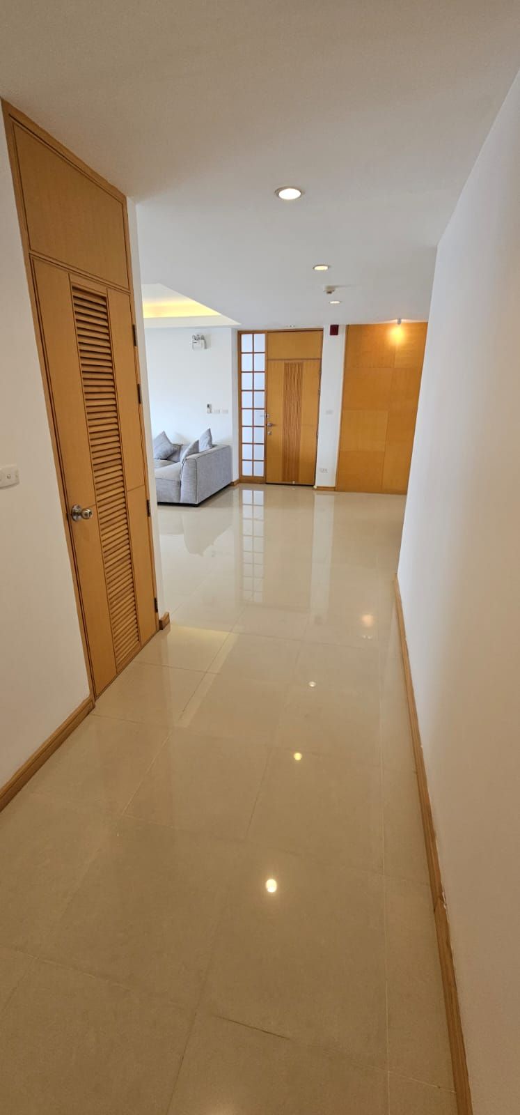 3 Bedrooms, 3 Bathrooms + Maid Quarter 9th Floor 250sqm Esmeralda Apartments For Rent