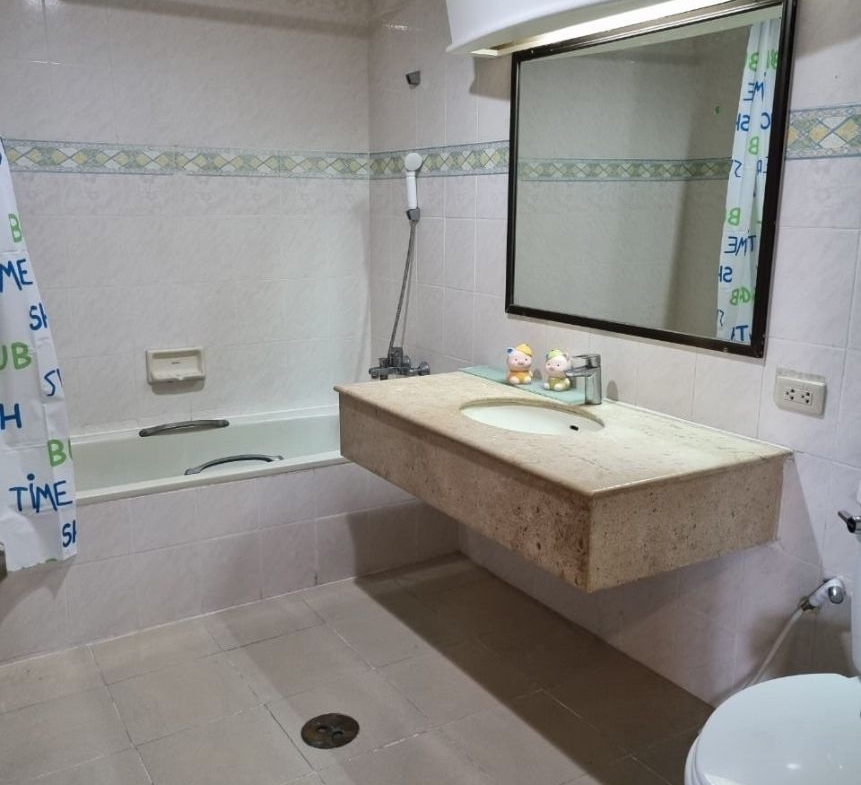 3 Bedrooms, 2 Bathrooms 150sqm Condo Acadamia Grand Tower For Rent