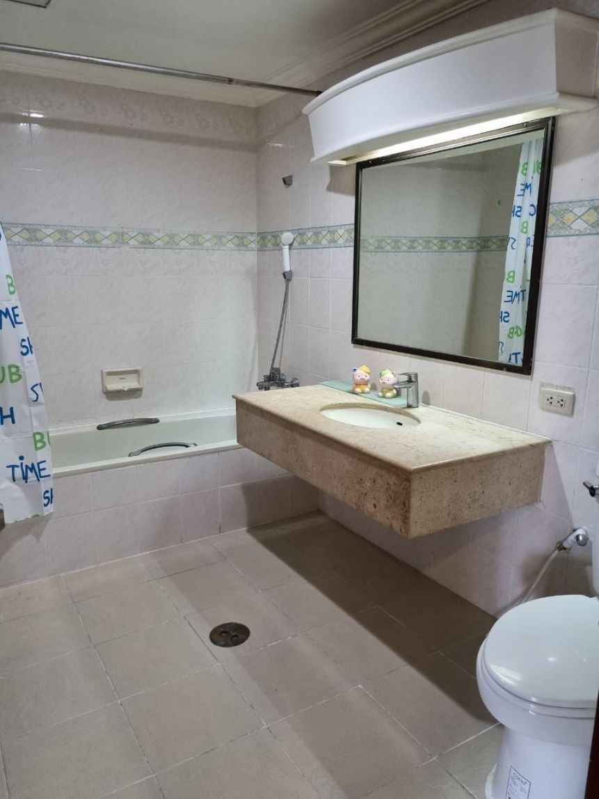 3 Bedrooms, 2 Bathrooms 150sqm Condo Acadamia Grand Tower For Rent