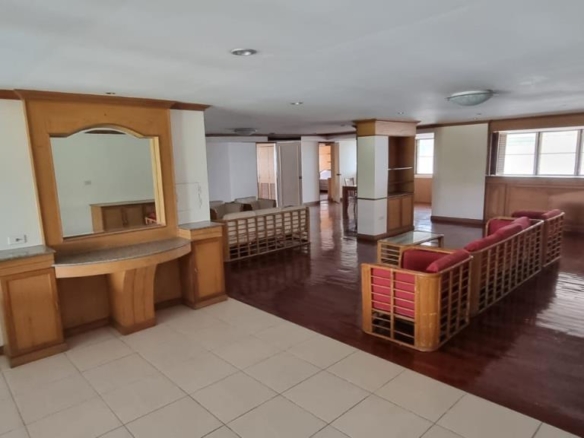 4 Bedrooms, 4 Bathrooms Size 228sqm. Thada Court for Rent