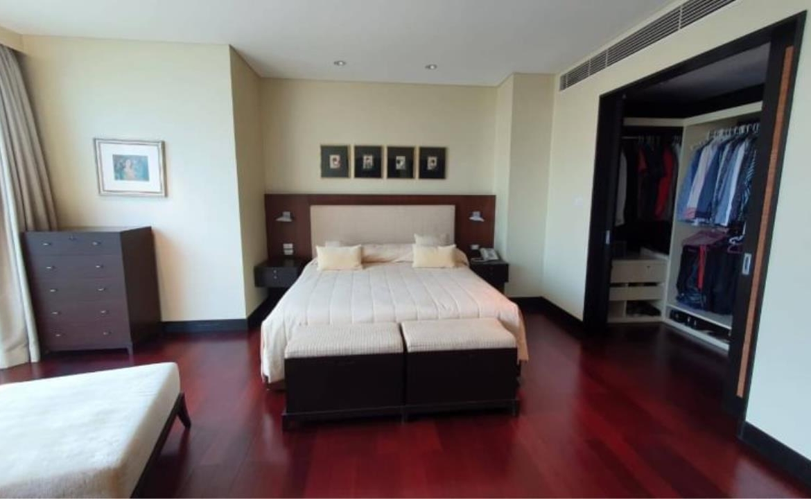 3 bedrooms, 4 bathrooms 258sqm size The Park Chidlom For Rent