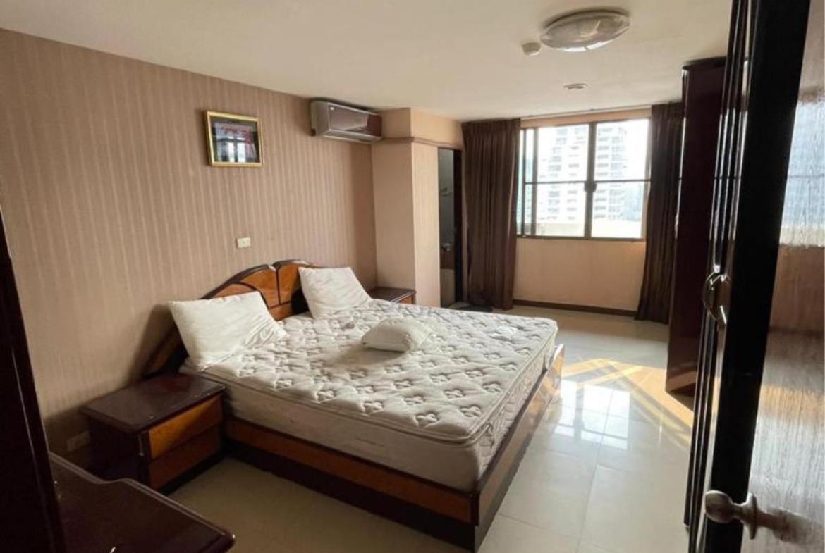 3 bedrooms 3 bathrooms empire house ekamai 12 condominium for rent