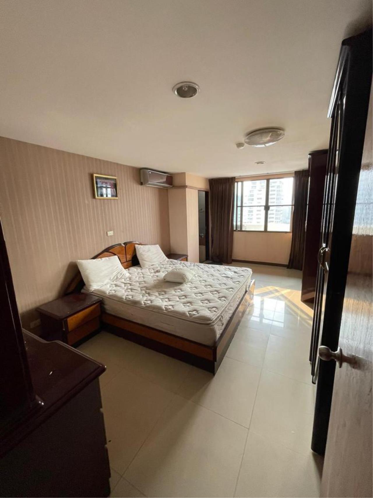 3 bedrooms 3 bathrooms empire house ekamai 12 condominium for rent
