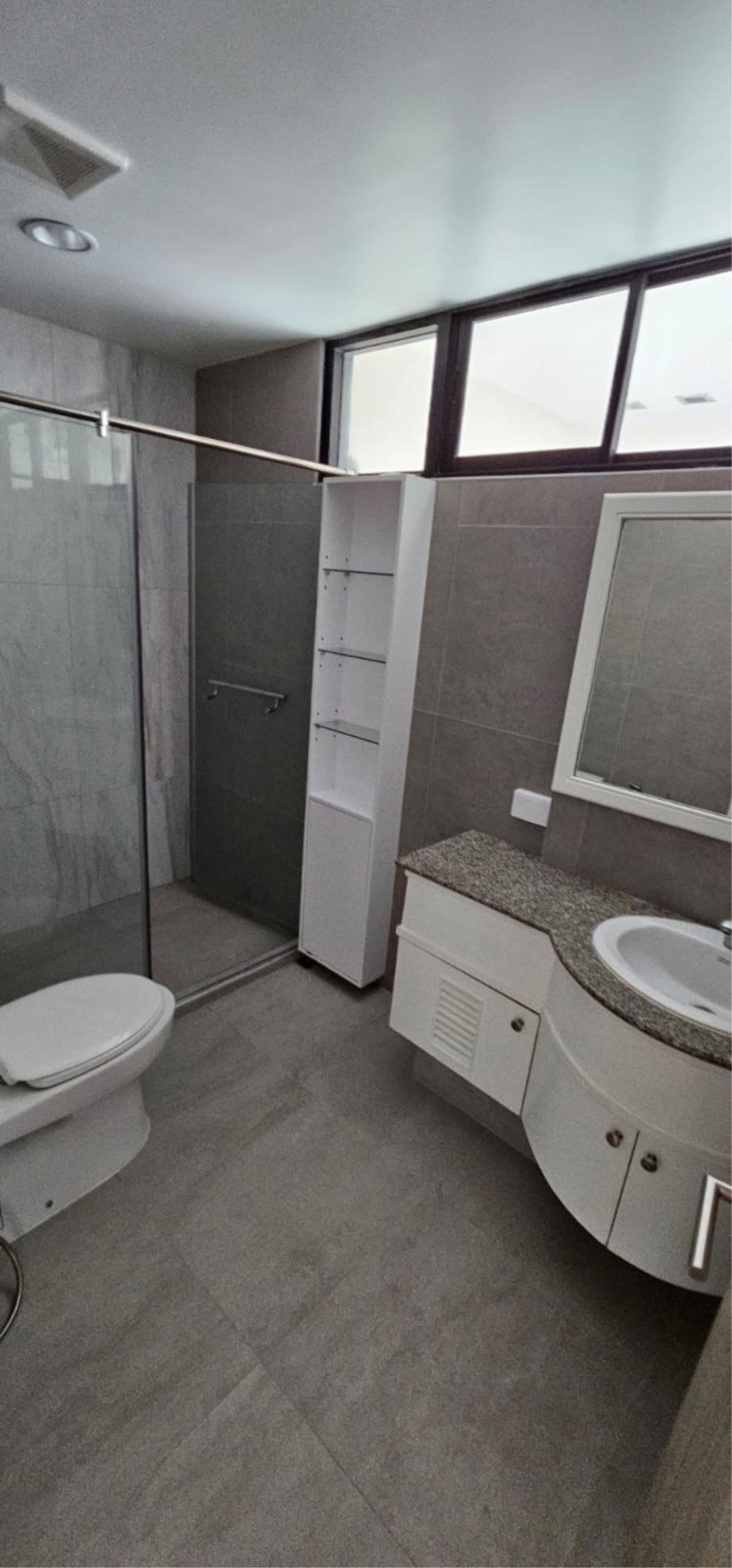 3 Bedrooms 3 Bathrooms Size 220sqm Sathorn Gardens 36 for Rent