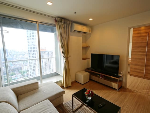 Modern 2 Bedrooms, 2 Bathrooms Skyview in On Nut