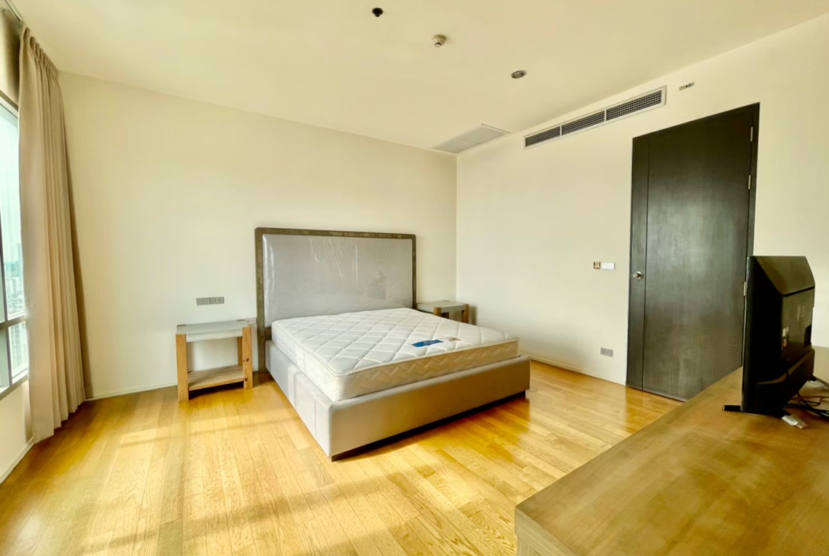 3 Bedrooms, 3 Bathrooms + 1 study room 185 sqm size at The Madison For Rent 110K THB