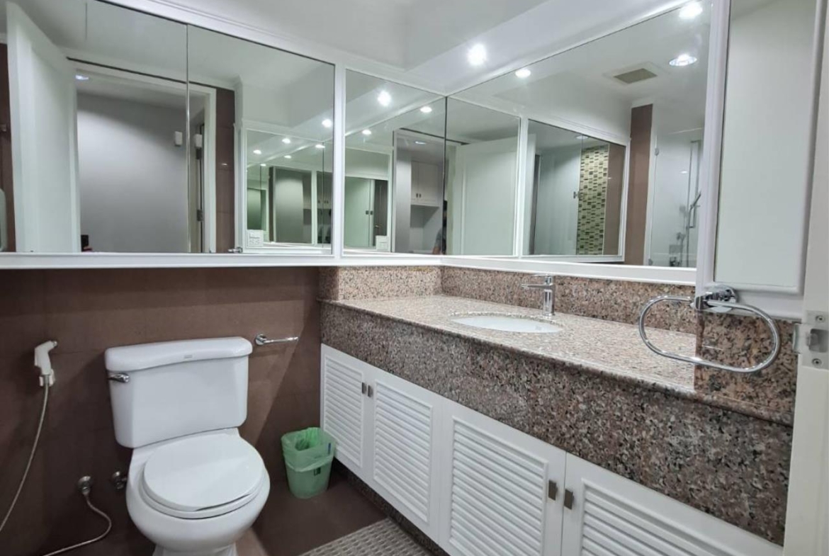 2 Bedrooms, 2 Bathrooms 128sqm size Lake Avenue Condominium For Rent