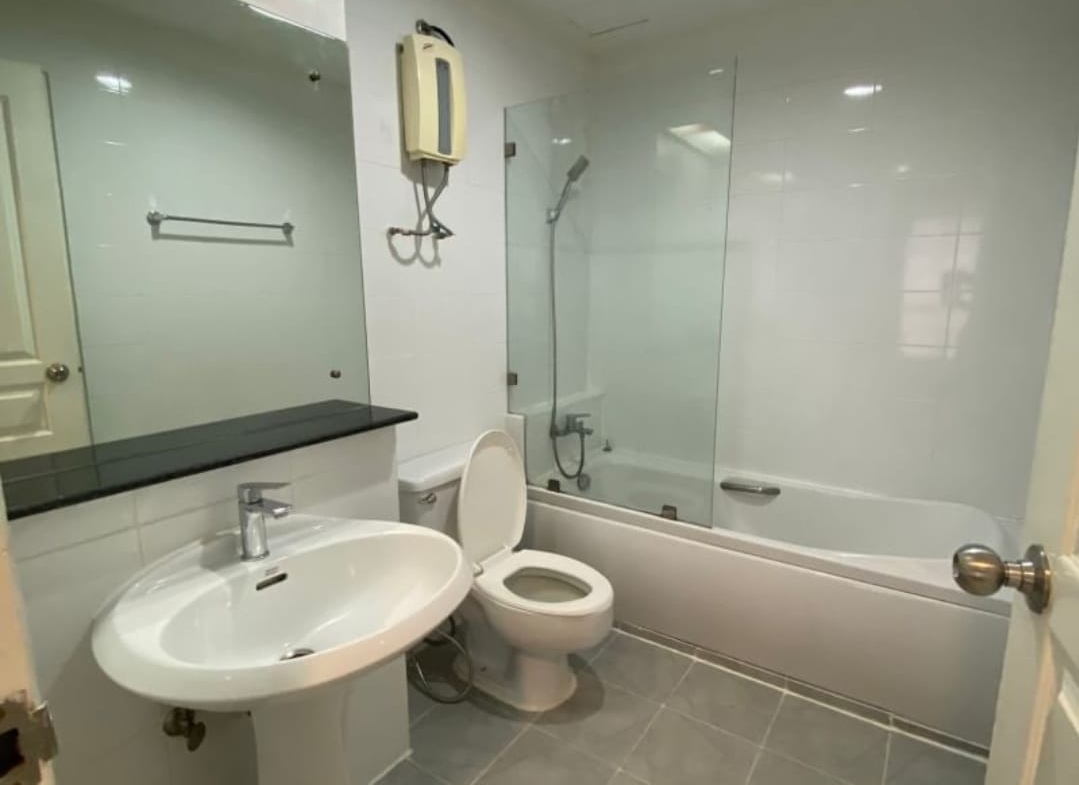 3 Bedrooms, 2 Bathrooms 120sqm size 13th Flr The Waterford Diamond SuKhumvit 30/1 Condominium For Rent 55,000THB