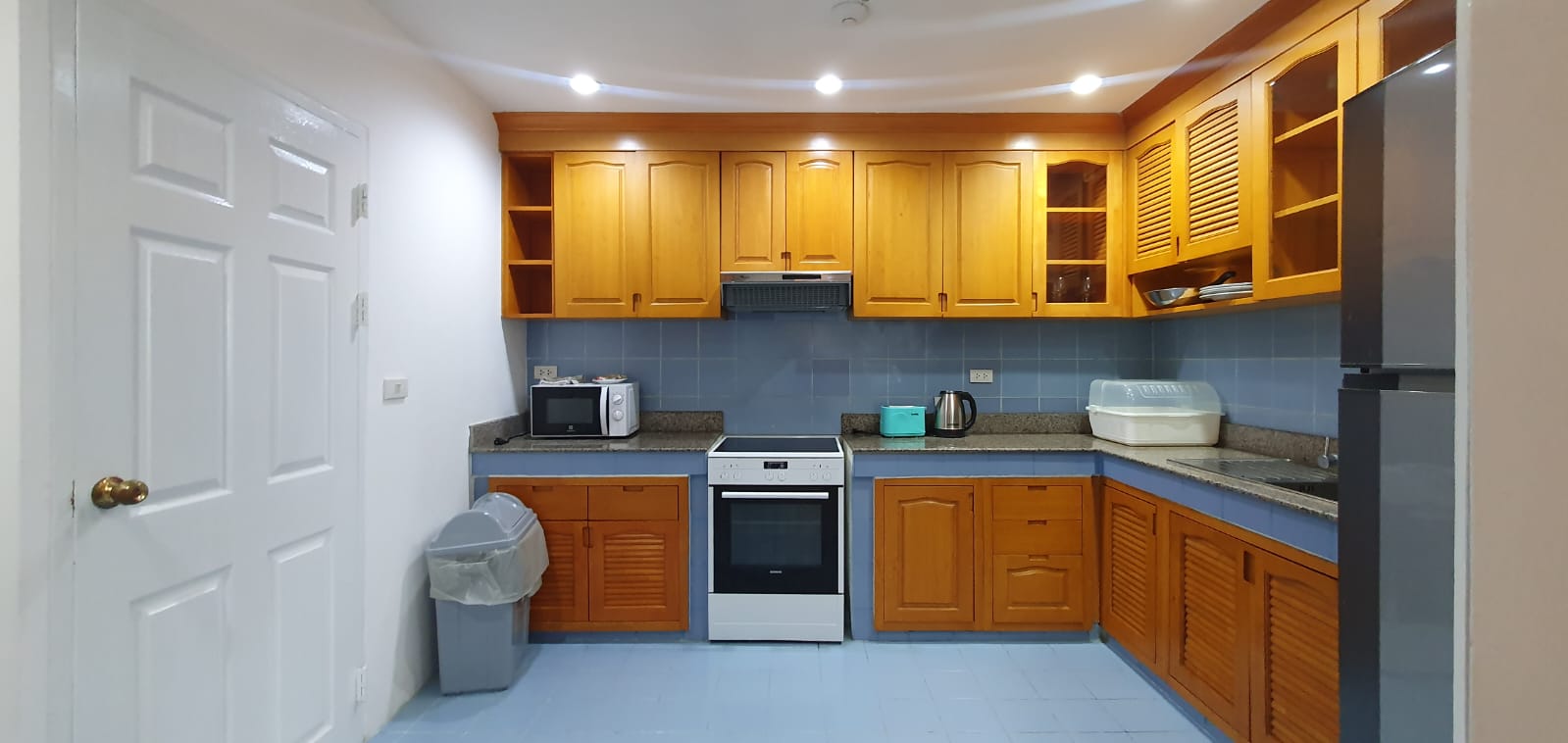 3 bedrooms, 3 bathrooms +1 maid room 273sqm size at Trinity Complex For Rent 55KTHB
