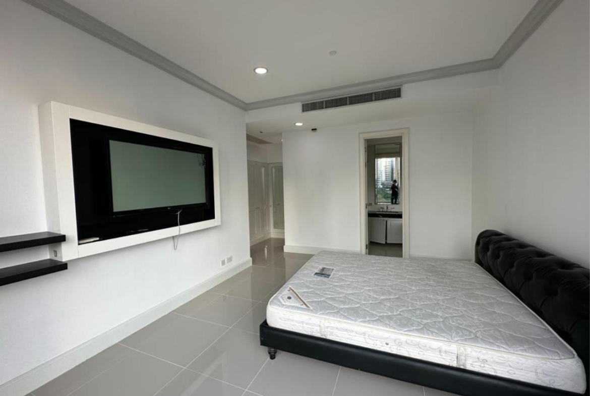 3 Bedrooms 3 Bathrooms Size 146 sqm Royce Private Residence for Rent 85,000 THB for Sale 31MTHB