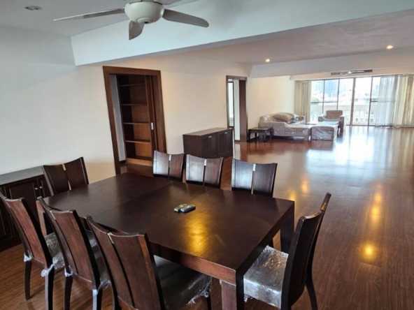3 Bedrooms, 3 Bathrooms 300sqm size Prem Mansion For Rent