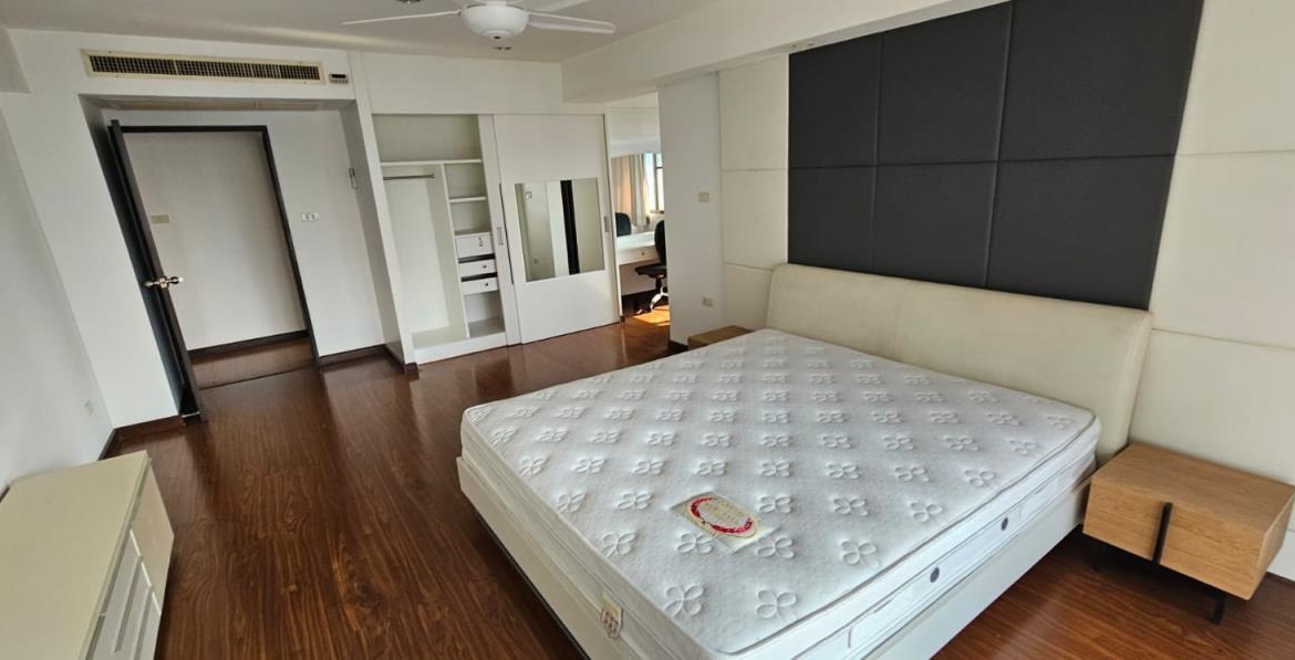 3 Bedrooms, 3 Bathrooms 300sqm size Prem Mansion For Rent