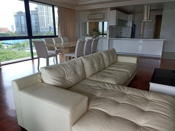 Large 3-BR Condo at Polo Park Condominium near MRT Lumphini