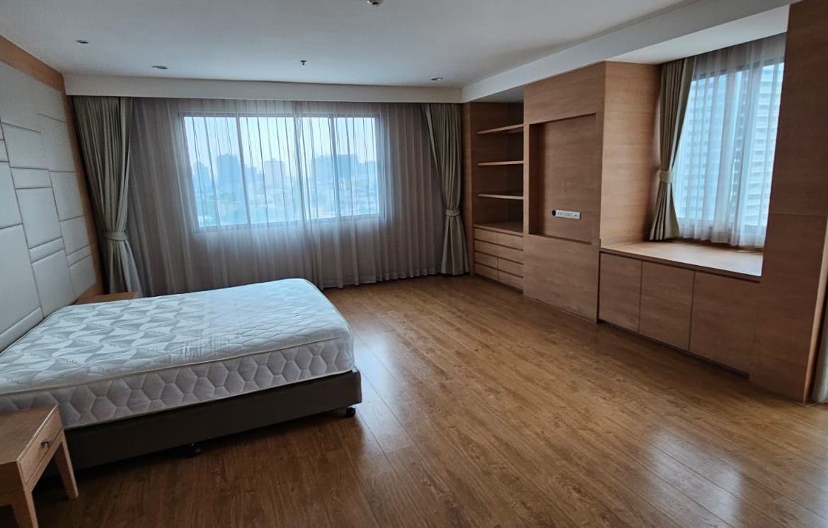 4 Bedrooms, 4 Bathrooms 332sqm size at Charoenjai Place For Rent 110,000 THB/Month