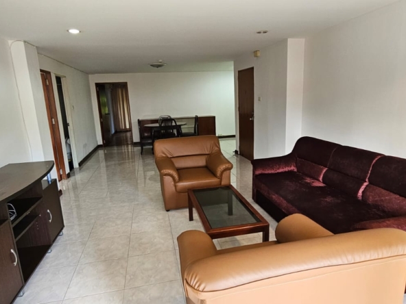 2 Bedrooms, 2 Bathrooms 100sqm size at Lin Court For Rent 30,000/Month