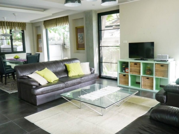 3 Bedrooms, 4 Bathrooms 400sqm Stylish Residence For Rent 165,000THB/Month