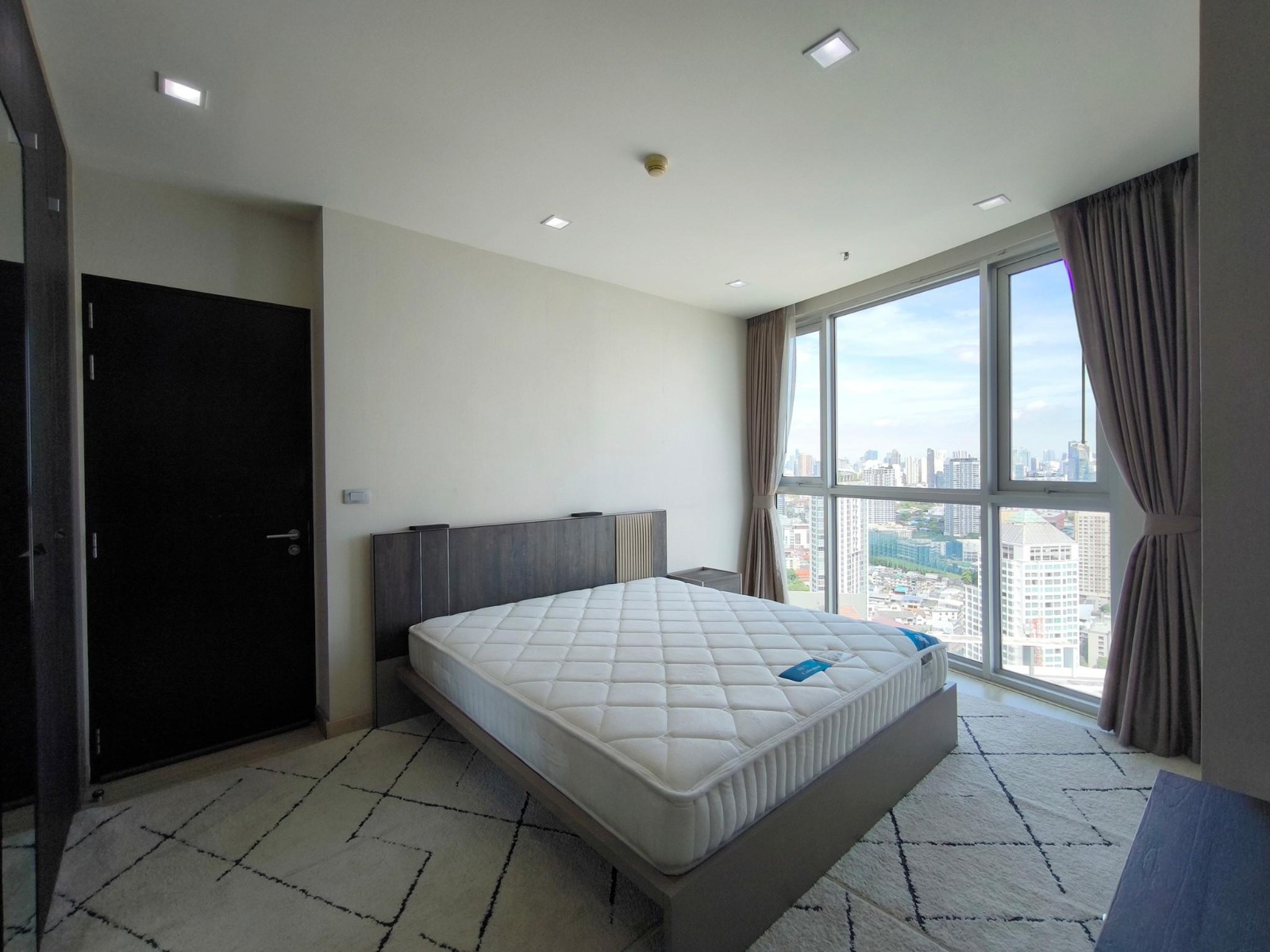 2-Bed, 2-Bath Condo for Rent at Sky Walk Residences, Sukhumvit - 60 sqm, ฿38,000/month, Near BTS Phra Khanong, Stunning City Views, Modern Amenities