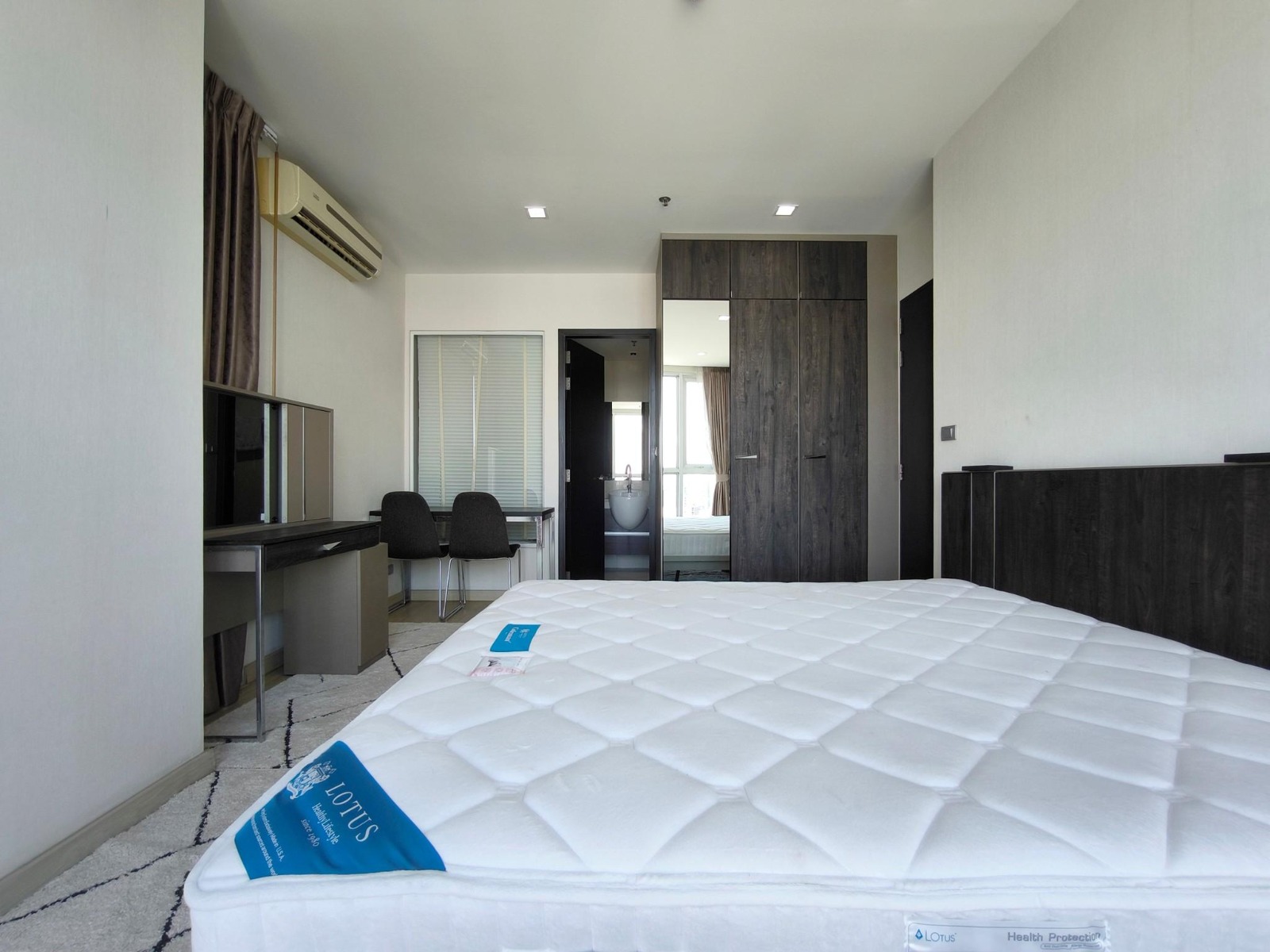 2-Bed, 2-Bath Condo for Rent at Sky Walk Residences, Sukhumvit - 60 sqm, ฿38,000/month, Near BTS Phra Khanong, Stunning City Views, Modern Amenities