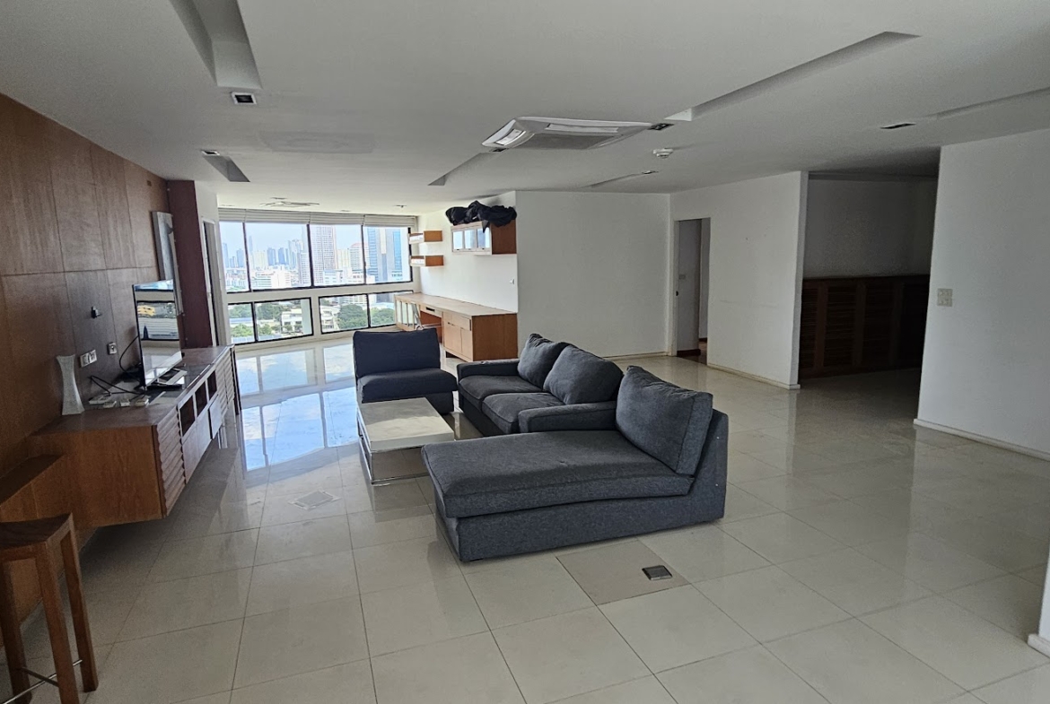 Spacious 3-bed, 3-bath condo (200 sqm) at President Park Sukhumvit 24 for rent. Prime location near BTS and malls. Rent: 65,000 THB/month.