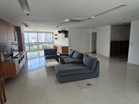 Spacious 3-bed, 3-bath condo (200 sqm) at President Park Sukhumvit 24 for rent. Prime location near BTS and malls. Rent: 65,000 THB/month.