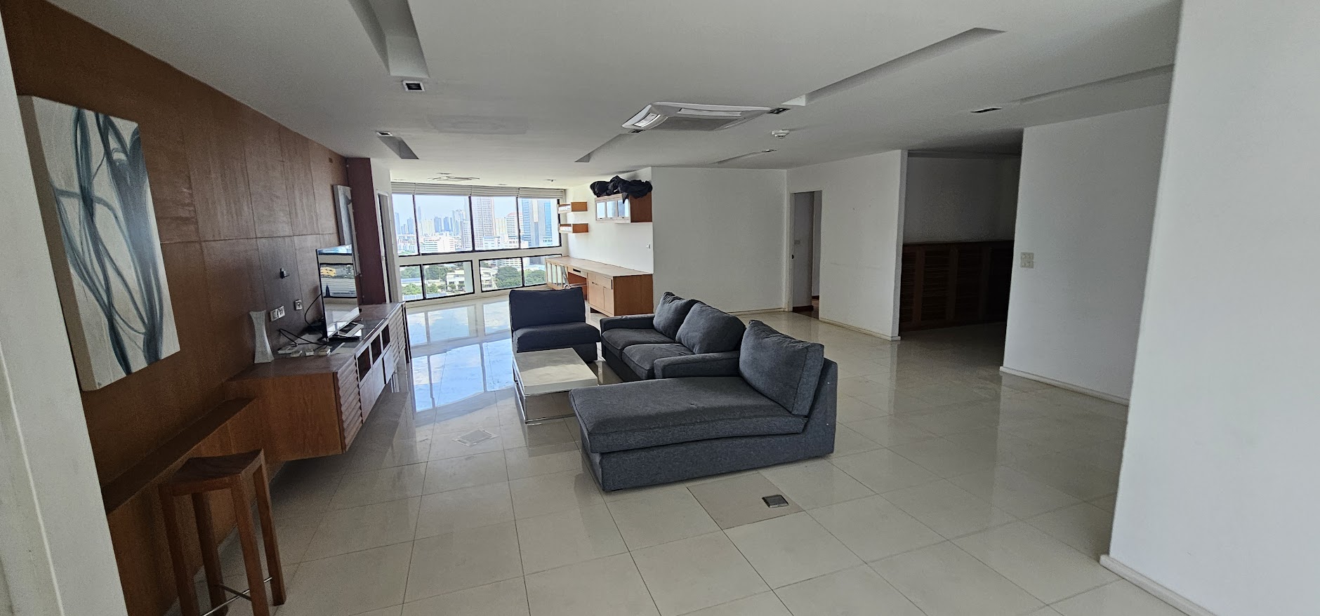 Spacious 3-bed, 3-bath condo (200 sqm) at President Park Sukhumvit 24 for rent. Prime location near BTS and malls. Rent: 65,000 THB/month.