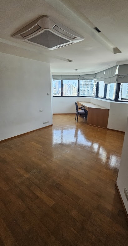 Spacious 3-bed, 3-bath condo (200 sqm) at President Park Sukhumvit 24 for rent. Prime location near BTS and malls. Rent: 65,000 THB/month.