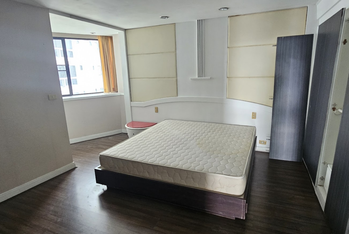Spacious 3-bed, 3-bath condo (200 sqm) at President Park Sukhumvit 24 for rent. Prime location near BTS and malls. Rent: 65,000 THB/month.