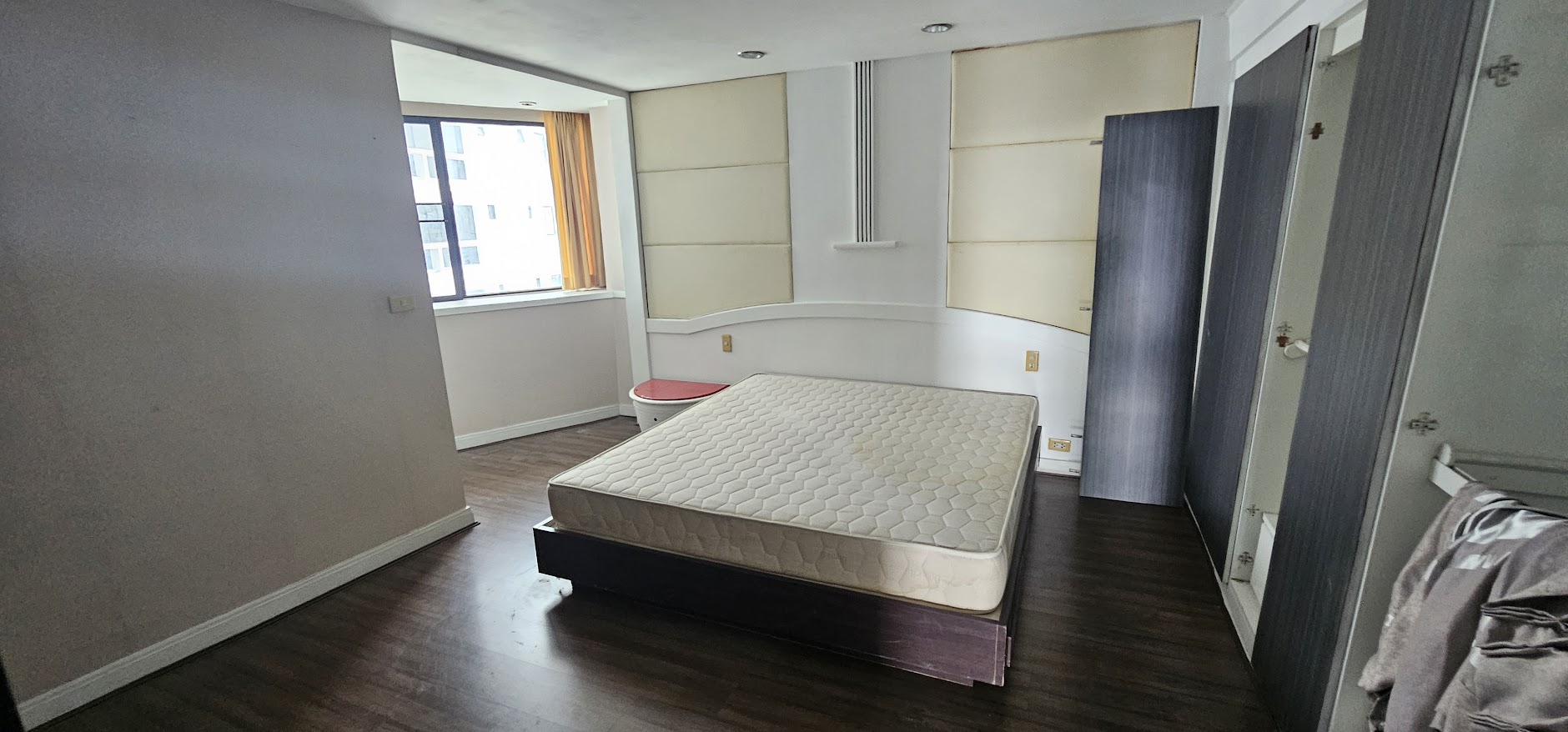 Spacious 3-bed, 3-bath condo (200 sqm) at President Park Sukhumvit 24 for rent. Prime location near BTS and malls. Rent: 65,000 THB/month.