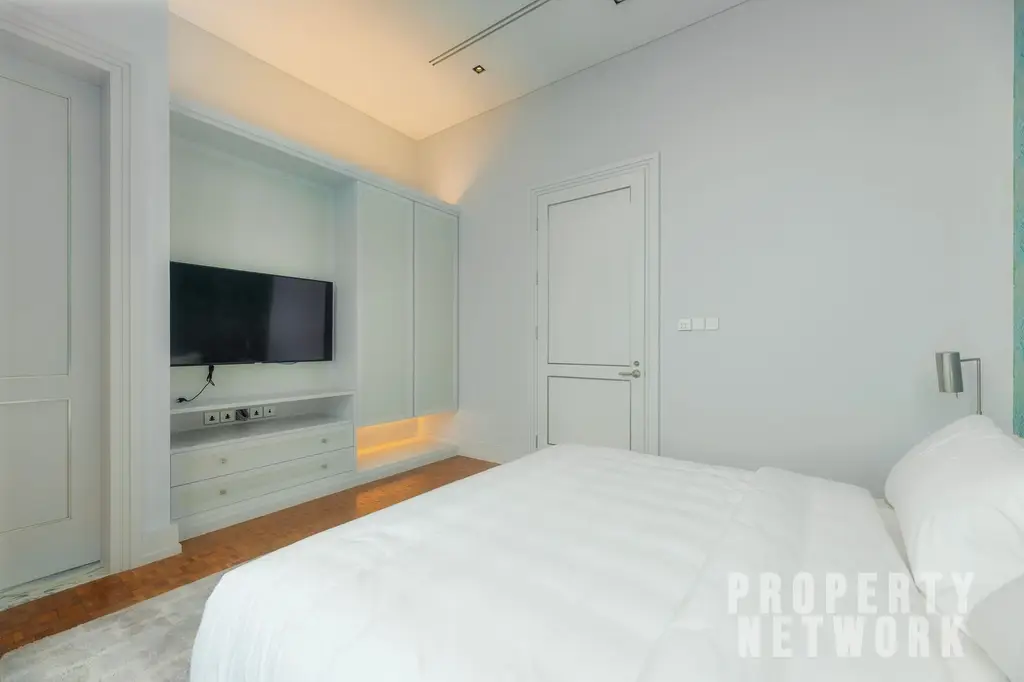 Discover luxury living at The Ritz-Carlton Residences, a 4-bedroom, 4-bathroom condo on the 58th floor, offering 486 sqm of elegance for sale at 350M THB. near BTS Chong Nonsi and near MRT Sam Yan
