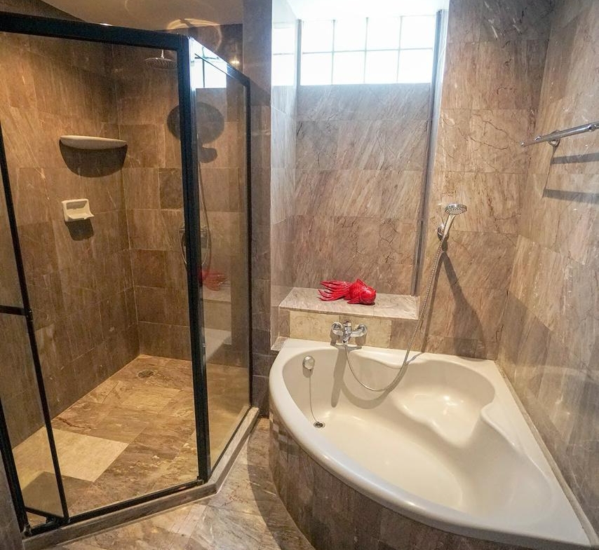 Spacious 3-bedroom, 3-bathroom condo for rent at Raintree Village Sukhumvit 41. Luxury living with premium amenities, 320 sqm. Rent for 120,000 THB/month. Near BTS Phrom Phong Station