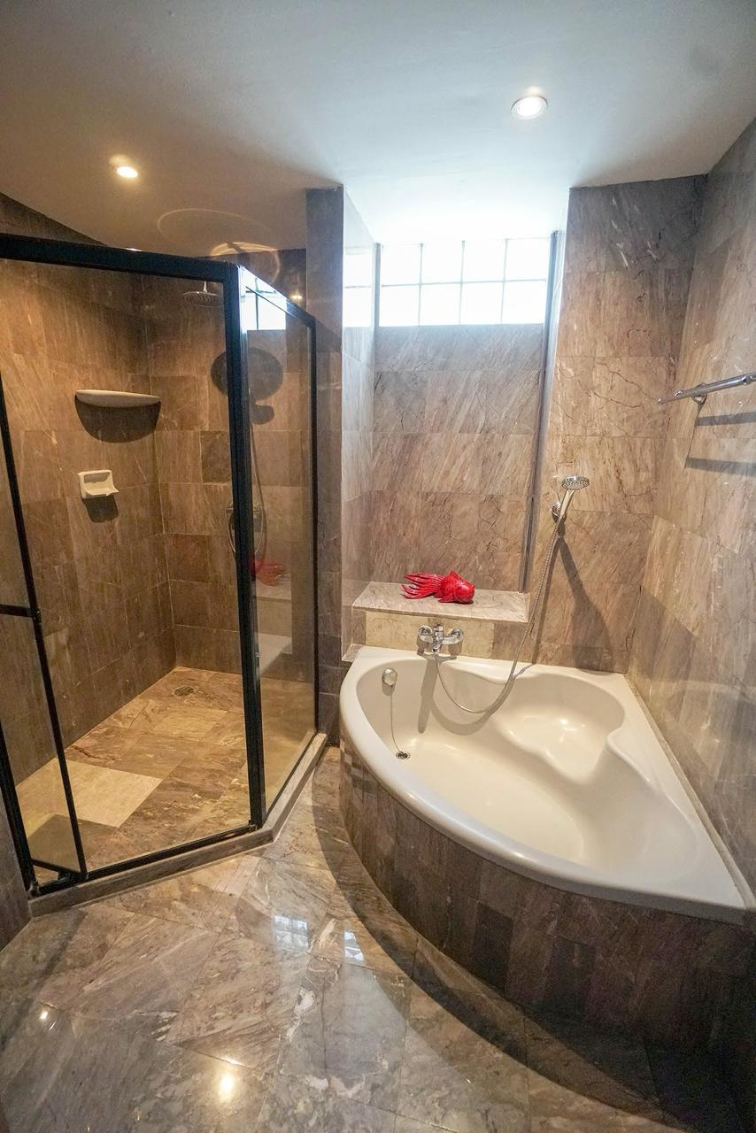 Spacious 3-bedroom, 3-bathroom condo for rent at Raintree Village Sukhumvit 41. Luxury living with premium amenities, 320 sqm. Rent for 120,000 THB/month. Near BTS Phrom Phong Station