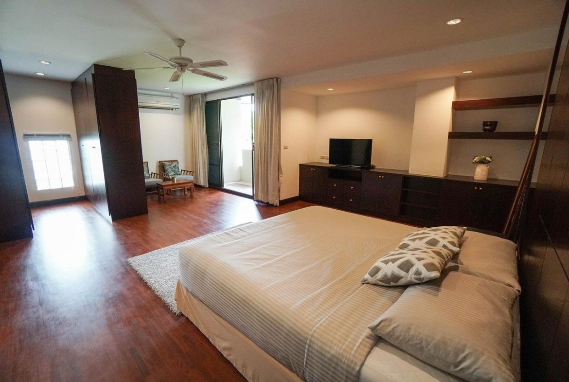 Spacious 3-bedroom, 3-bathroom condo for rent at Raintree Village Sukhumvit 41. Luxury living with premium amenities, 320 sqm. Rent for 120,000 THB/month. Near BTS Phrom Phong Station