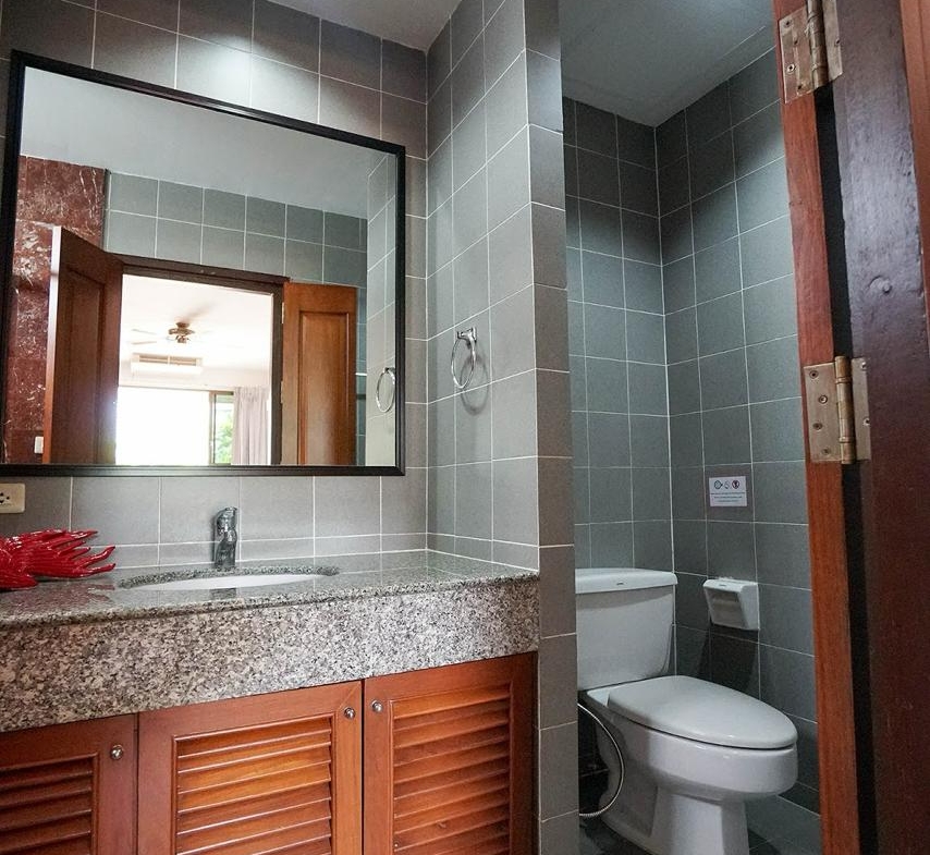 Spacious 3-bedroom, 3-bathroom condo for rent at Raintree Village Sukhumvit 41. Luxury living with premium amenities, 320 sqm. Rent for 120,000 THB/month. Near BTS Phrom Phong Station