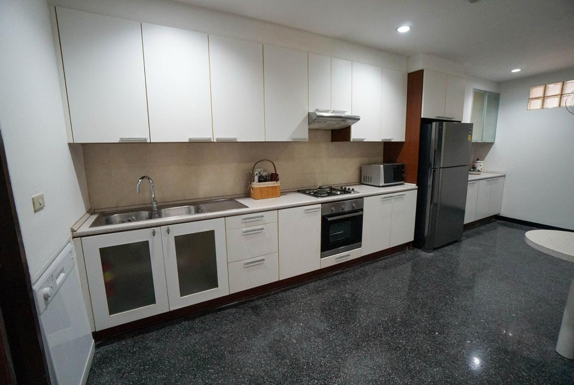 Spacious 3-bedroom, 3-bathroom condo for rent at Raintree Village Sukhumvit 41. Luxury living with premium amenities, 320 sqm. Rent for 120,000 THB/month. Near BTS Phrom Phong Station