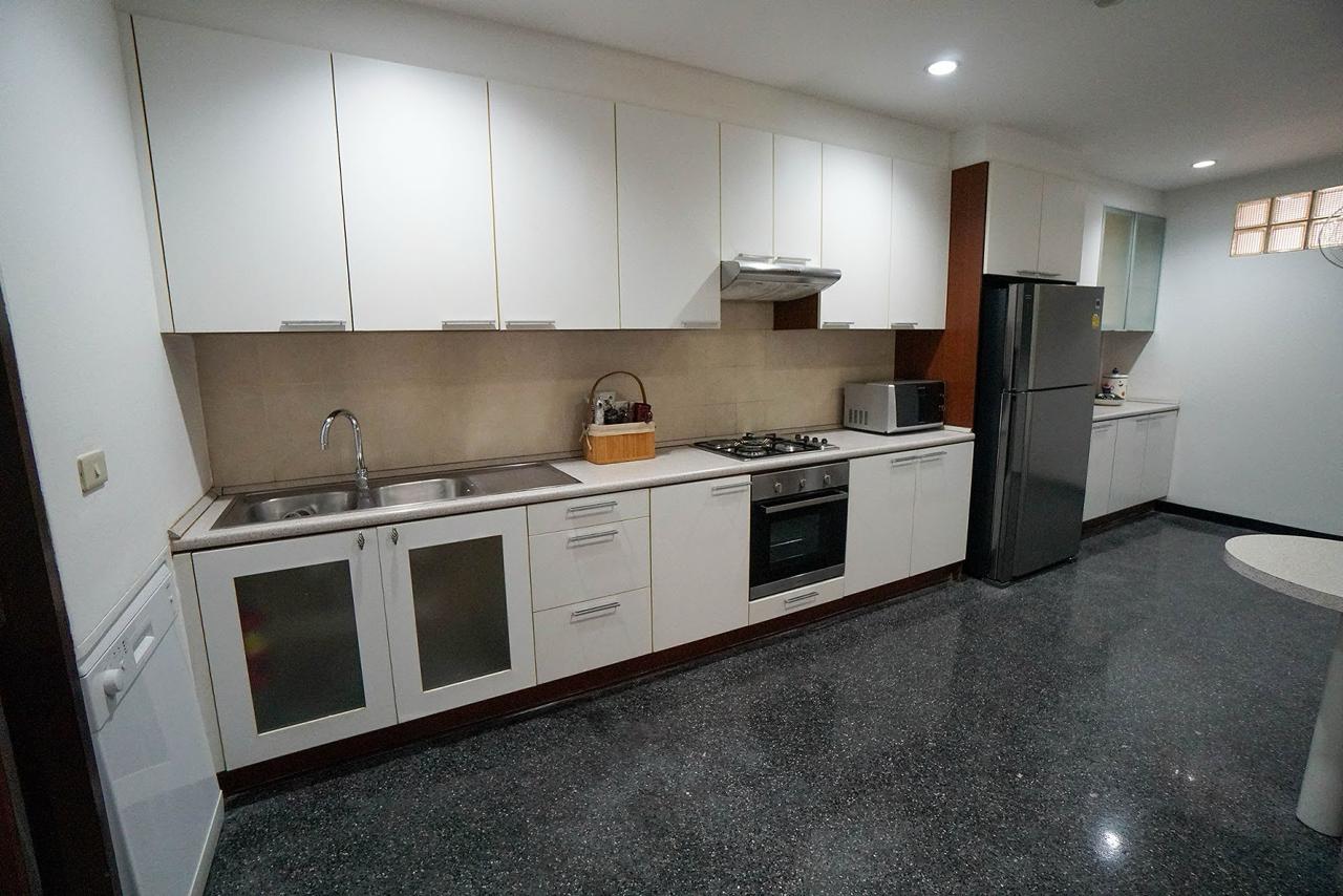 Spacious 3-bedroom, 3-bathroom condo for rent at Raintree Village Sukhumvit 41. Luxury living with premium amenities, 320 sqm. Rent for 120,000 THB/month. Near BTS Phrom Phong Station