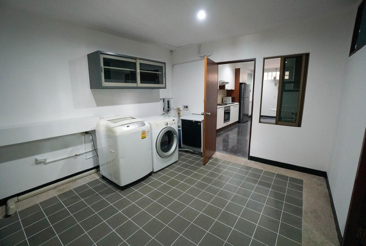 Spacious 3-bedroom, 3-bathroom condo for rent at Raintree Village Sukhumvit 41. Luxury living with premium amenities, 320 sqm. Rent for 120,000 THB/month. Near BTS Phrom Phong Station