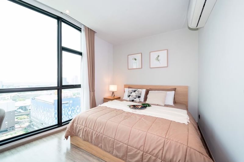 Rent a luxurious 2-bedroom 2-bathroom condo at Rhythm Ekkamai. Stunning 21st-floor views, 80 sqm, fully furnished, near BTS Ekkamai. Rent: 75,000 THB/month.