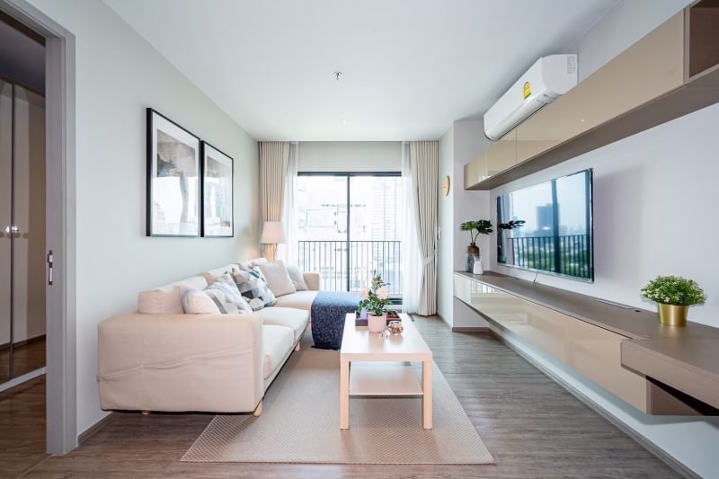 Rent a luxurious 2-bedroom 2-bathroom condo at Rhythm Ekkamai. Stunning 21st-floor views, 80 sqm, fully furnished, near BTS Ekkamai. Rent: 75,000 THB/month.
