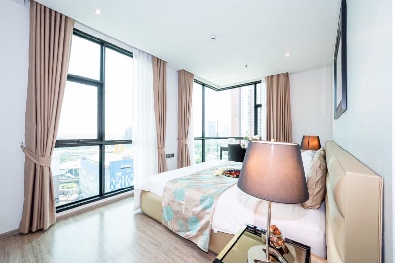 Rent a luxurious 2-bedroom 2-bathroom condo at Rhythm Ekkamai. Stunning 21st-floor views, 80 sqm, fully furnished, near BTS Ekkamai. Rent: 75,000 THB/month.