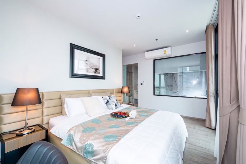 Rent a luxurious 2-bedroom 2-bathroom condo at Rhythm Ekkamai. Stunning 21st-floor views, 80 sqm, fully furnished, near BTS Ekkamai. Rent: 75,000 THB/month.