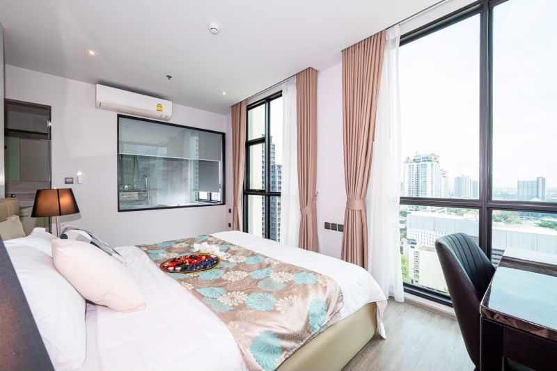 Rent a luxurious 2-bedroom 2-bathroom condo at Rhythm Ekkamai. Stunning 21st-floor views, 80 sqm, fully furnished, near BTS Ekkamai. Rent: 75,000 THB/month.